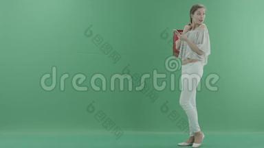 女人带着袋子走着，在智能手机上<strong>上网</strong>，在<strong>绿色</strong>屏幕上看别人